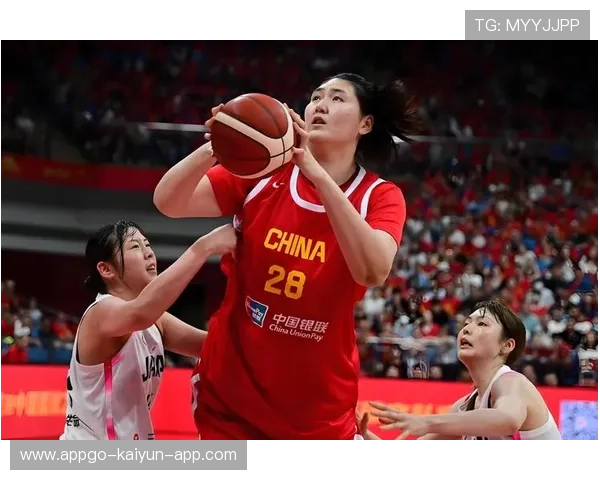 女篮主教练赛后在更衣室给每位队员发了一颗糖:奖励今天的硬气 女篮主教练赛后在更衣室给每位队员发了一颗糖:奖励今天的硬气